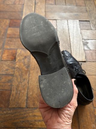 Scarpe stringate nere in pelle con borchie