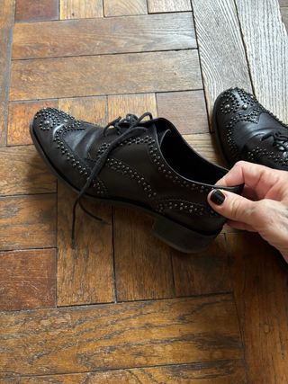 Scarpe stringate nere in pelle con borchie