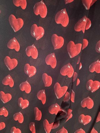 Vestido corto negro con corazones rojos