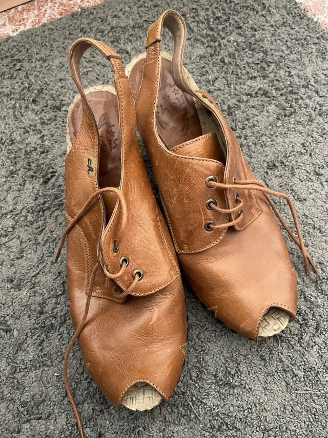 Zapato de piel marrón tacón abierto