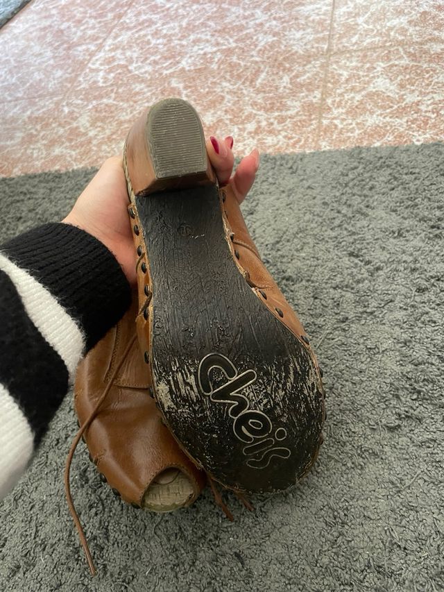 Zapato de piel marrón tacón abierto