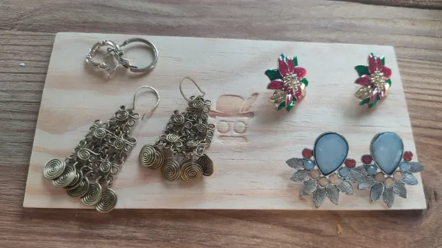 Set di orecchini, collana e bracciale