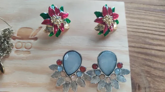 Set di orecchini, collana e bracciale