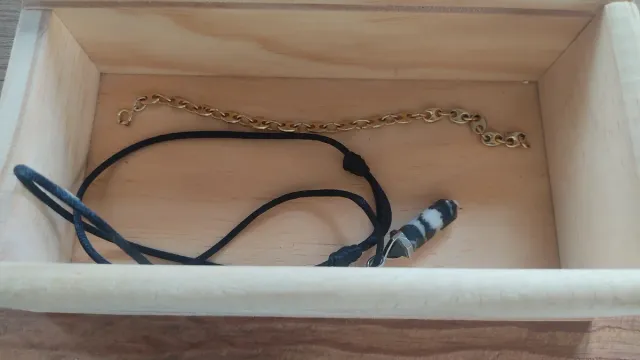 Set di orecchini, collana e bracciale