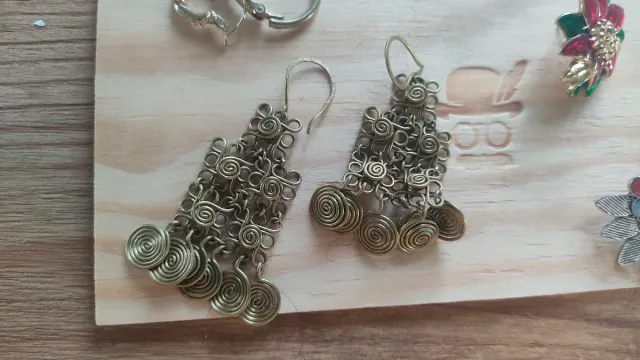 Set di orecchini, collana e bracciale