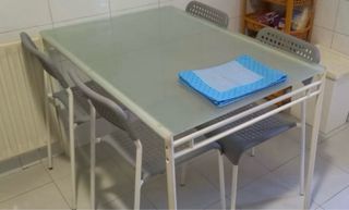 Mesa IKEA cristal y metal