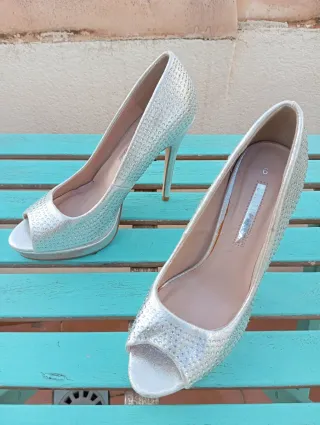 Zapatos de tacón plateados para fiesta.
Usados.