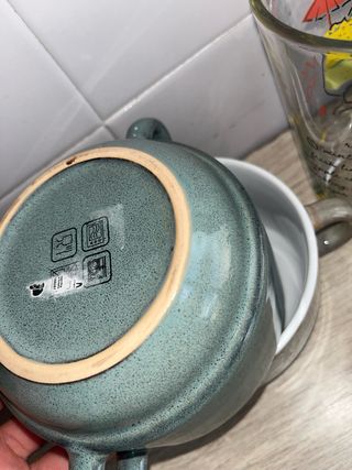 Tazas de cerámica y vaso de cristal