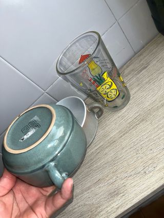 Tazas de cerámica y vaso de cristal