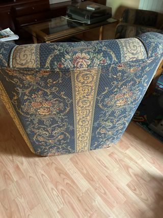 Divano in tessuto con dettagli dorati x2