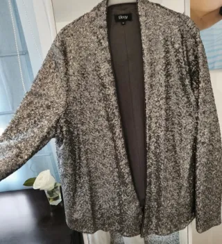 Chaqueta lentejuelas grises marca Elogy. Perfecta.