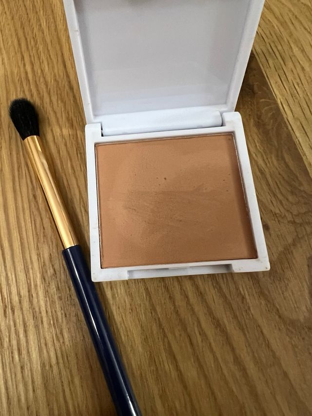 Bronceador y brocha dorada