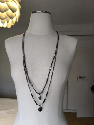 Collar largo plateado y negro