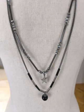 Collar largo plateado y negro