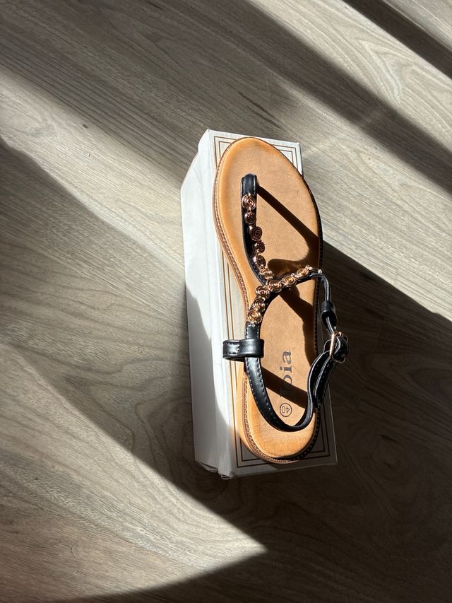 Sandalias negras con adornos