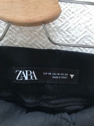 Pantalón de vestir negro con pinzas