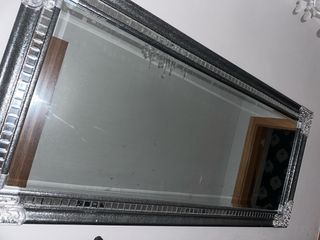 Lámpara de araña dorada y cristal