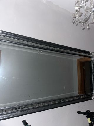 Lámpara de araña dorada y cristal