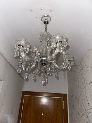 Lámpara de araña dorada y cristal