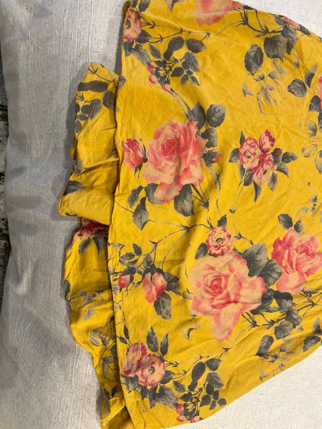 Vestido amarillo con flores rosas