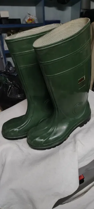 Botas de agua verdes con puntera de hierro