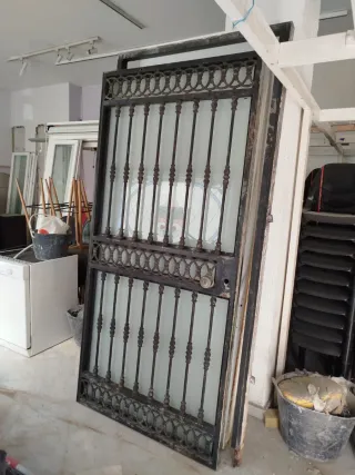 Portón de hierro forjado con cristal