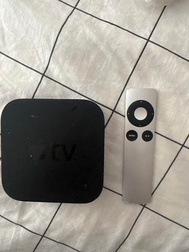 Apple TV con mando plateado