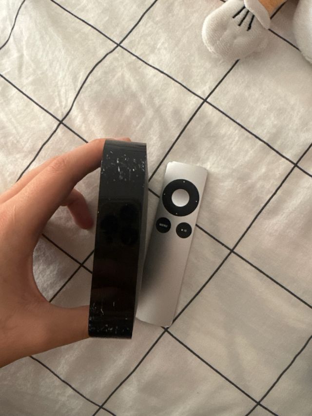 Apple TV con mando plateado