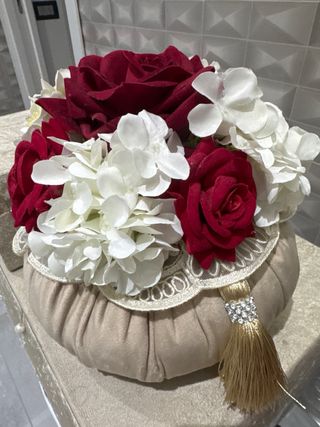 Pompon velluto con rose rosse