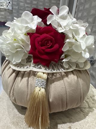 Pompon velluto con rose rosse