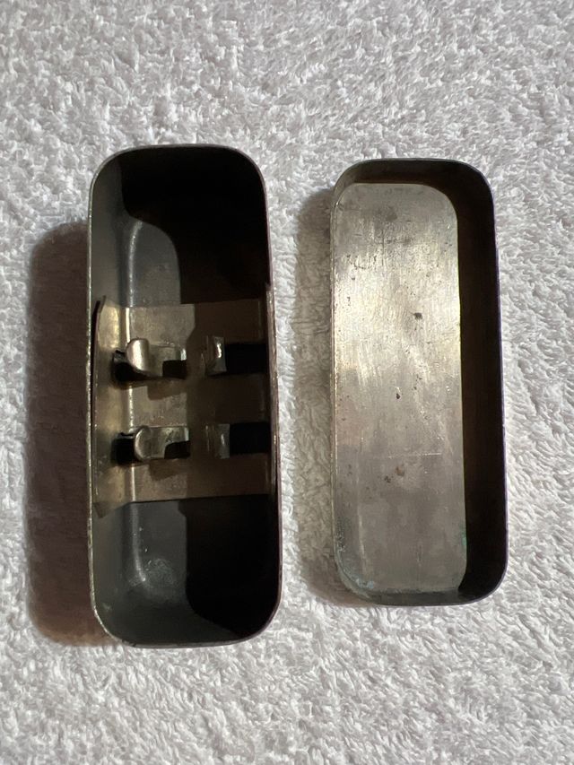 Scatola antica in metallo