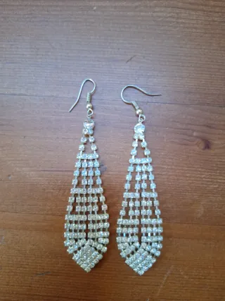 Pendientes largos plateados con pedrería