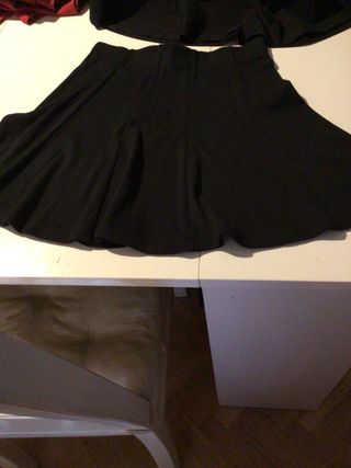 cuatro faldas negras. T. M.