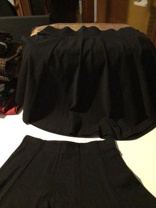 cuatro faldas negras. T. M.