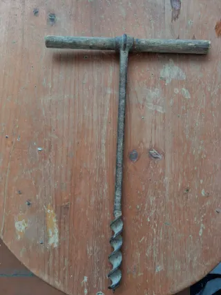 Barrena antigua de madera y metal