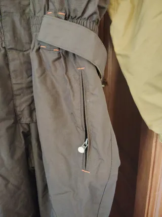 Mono de nieve marrón y amarillo
