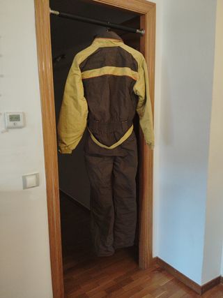 Mono de nieve marrón y amarillo
