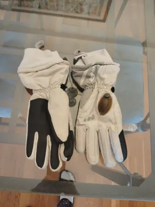 Mono de nieve marrón y amarillo
