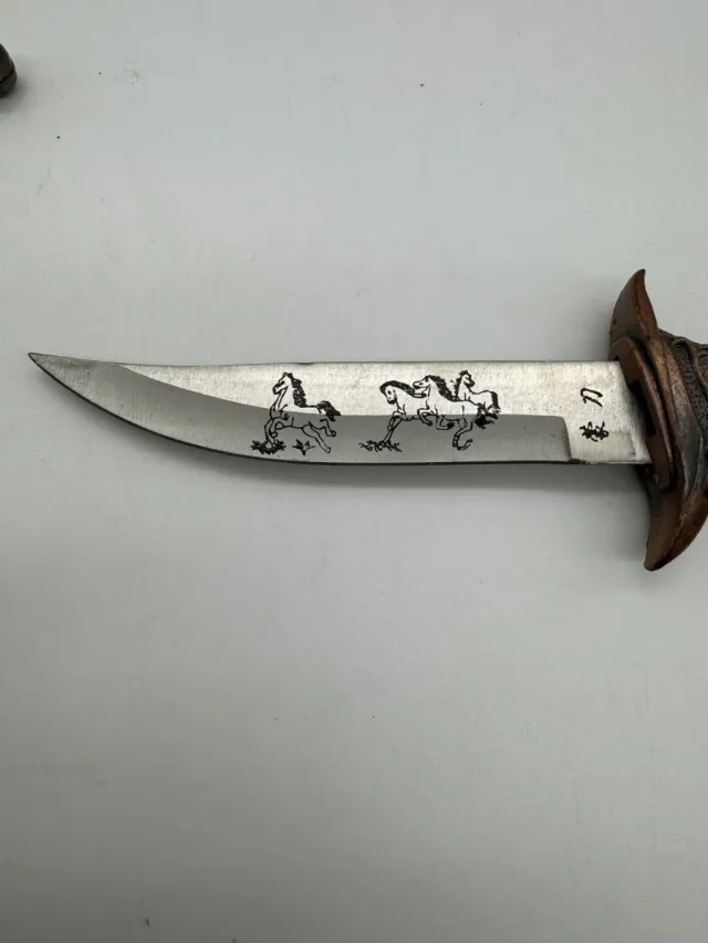 Daga decorativa con cadena y borla