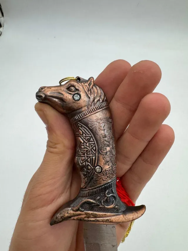 Daga decorativa con cadena y borla