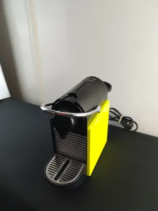 Cafetera Nespresso Krups Negra y Amarilla