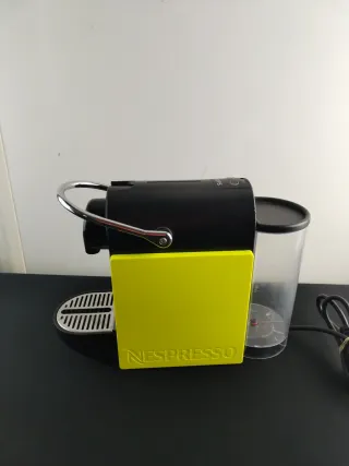 Cafetera Nespresso Krups Negra y Amarilla