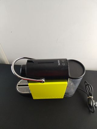 Cafetera Nespresso Krups Negra y Amarilla