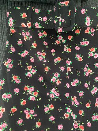 Falda tobillera cinturón, negra y floral Zara XS