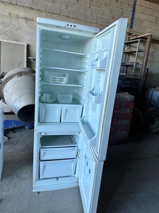 Frigorífico blanco Bluesky. LOCALIZACION GRANADA