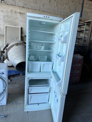 Frigorífico blanco Bluesky. LOCALIZACION GRANADA