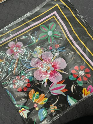 Foulard con fiori colorati