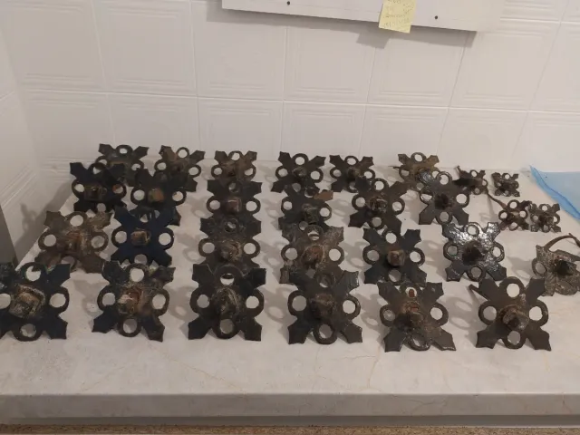 Clavos tetones antiguos de hierro forjado