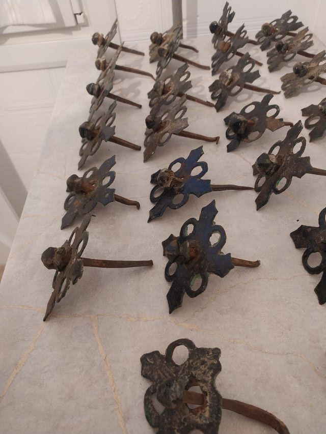 Clavos tetones antiguos de hierro forjado
