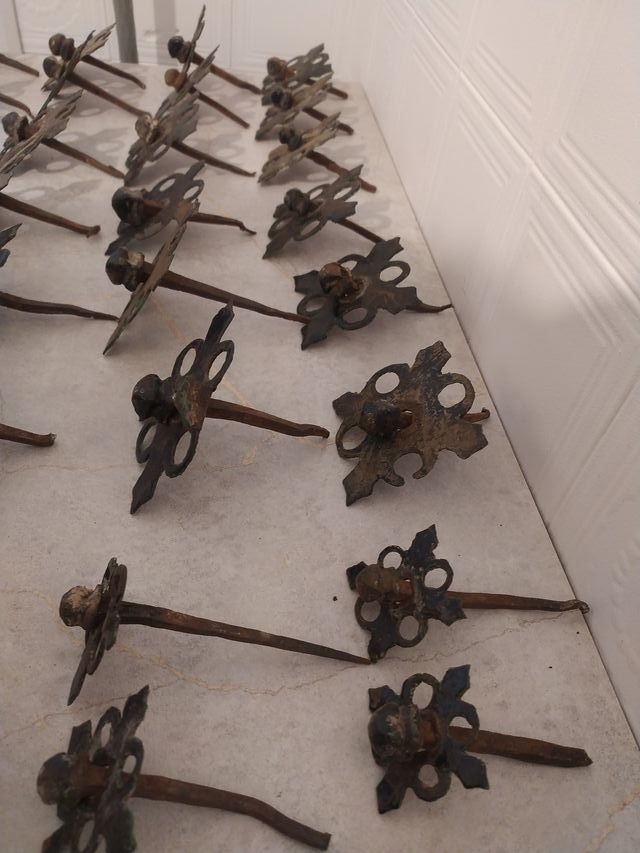 Clavos tetones antiguos de hierro forjado